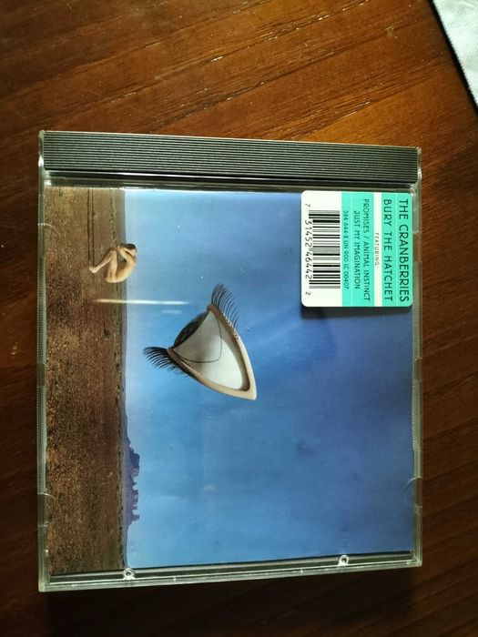 CD da banda The Cranberries - Bury The Hatchet em ótimo estado.