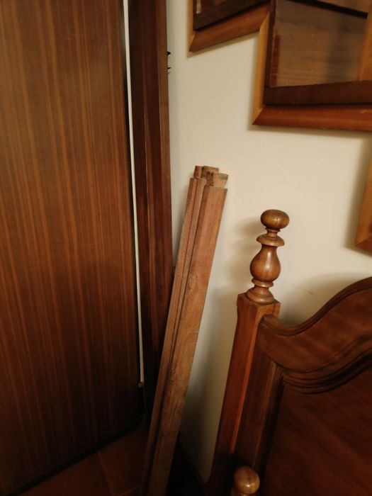 Magnífica cama de casal restaurada em madeira maciça de mogno