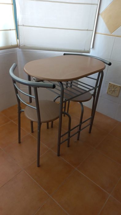 Conjunto de mesa e duas cadeiras