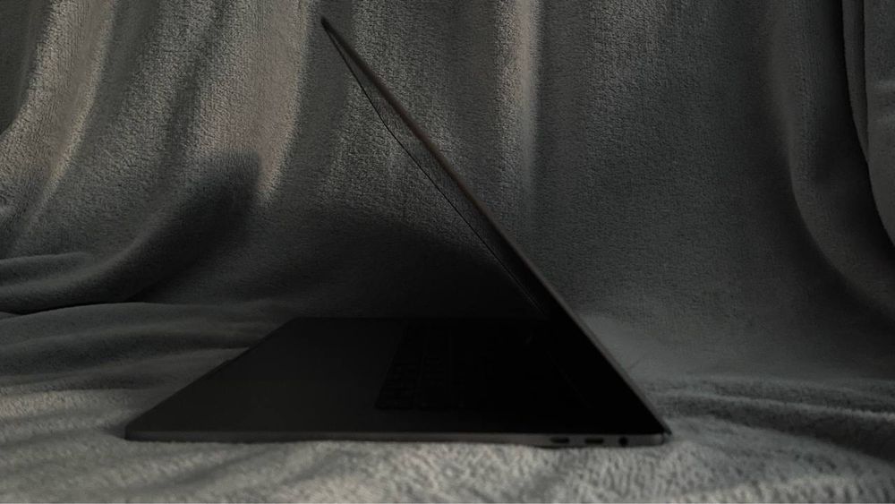 MacBook pro 15 2019 рік