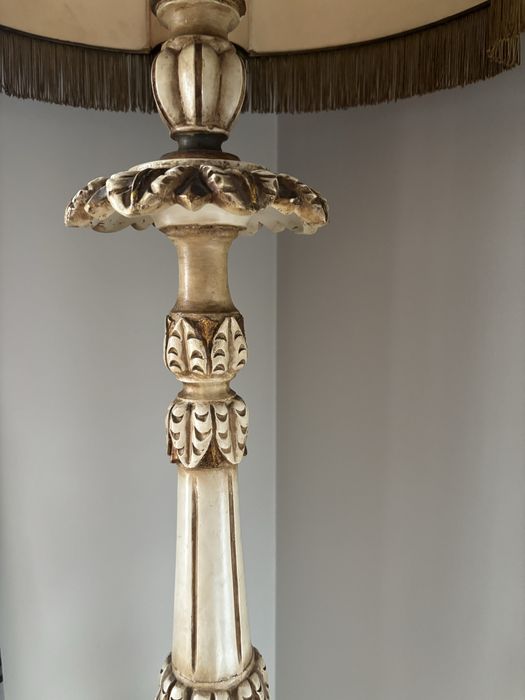 Candeeiro de pé alto