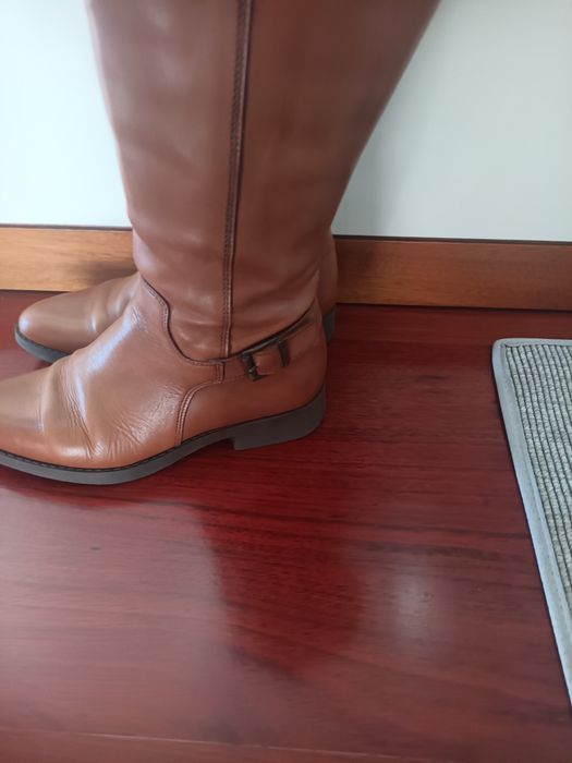 Botas todas em pele usadas apenas uma vez.