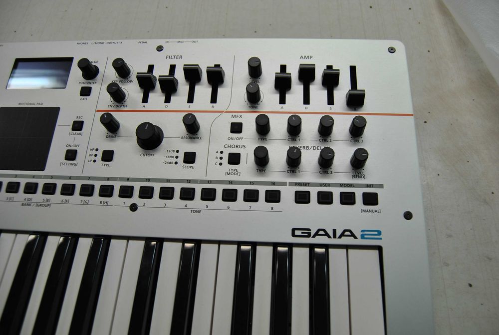 Syntezator Roland GAIA 2