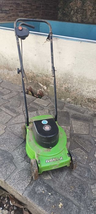 Corta relvas elétrico