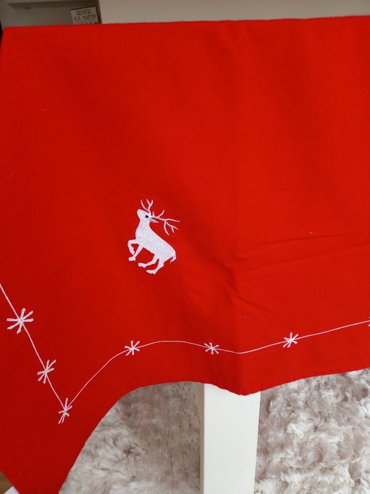 Toalha de Natal bordada com 6 guardanapos  25€