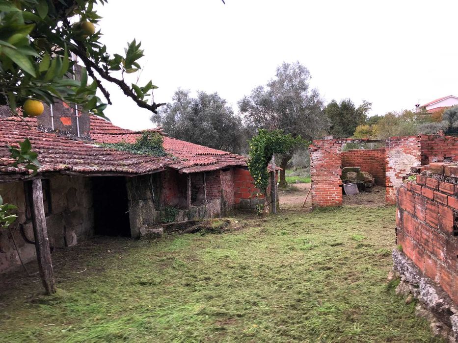Casa rústica de aldeia com terreno, para reconstrução/remodelação.