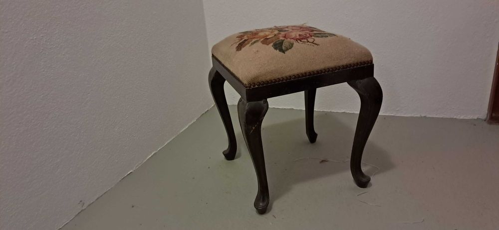 Banco forrado a bordado