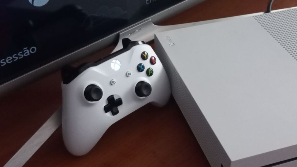 XBOX one S sem comando funciona sem proble..tem wifi e youtube etc..460149969997025283