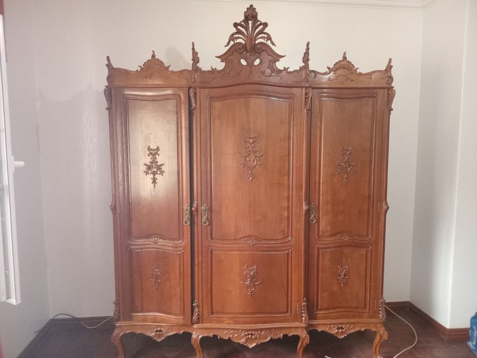 Roupeiro estilo D João V em madeira de castanho totalmente restaurado