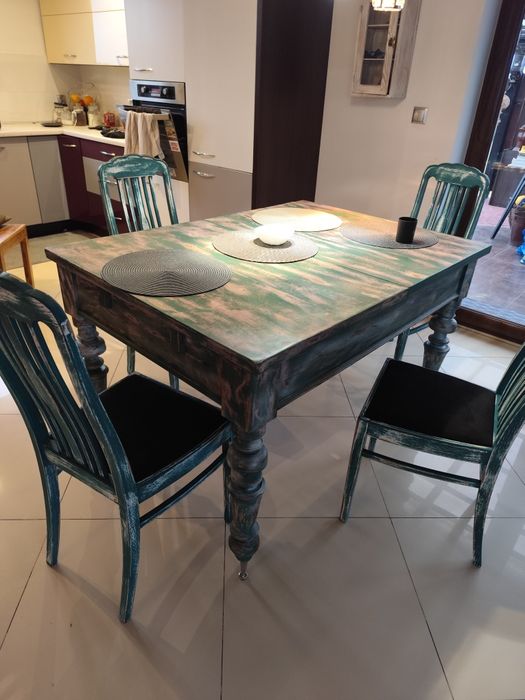 Stół w komplecie z krzeslami