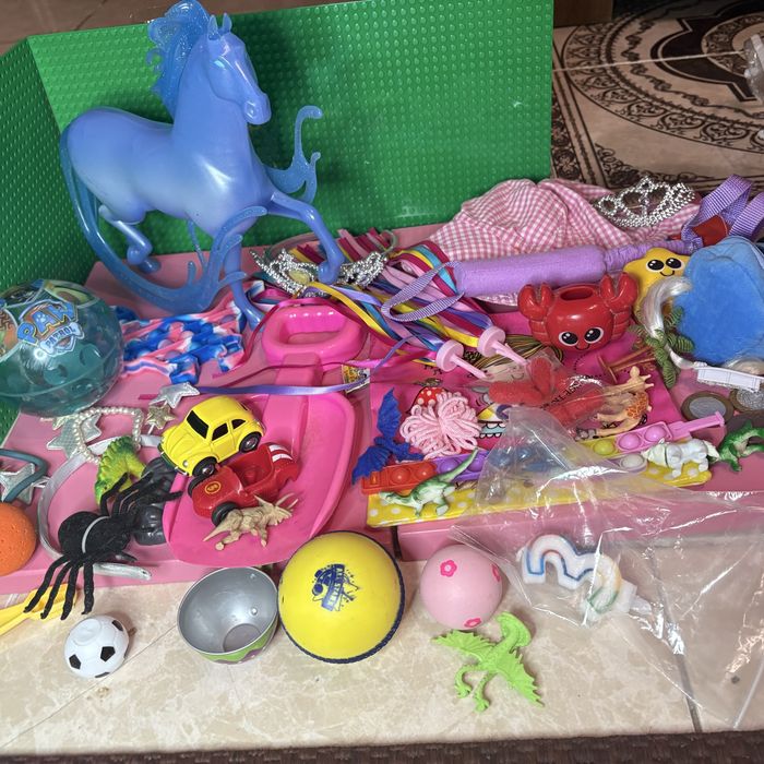 коллекция различных небольших игрушек