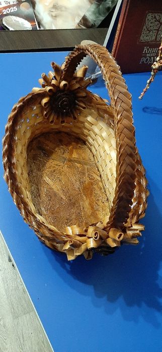 Плетённая корзинка из лозы
