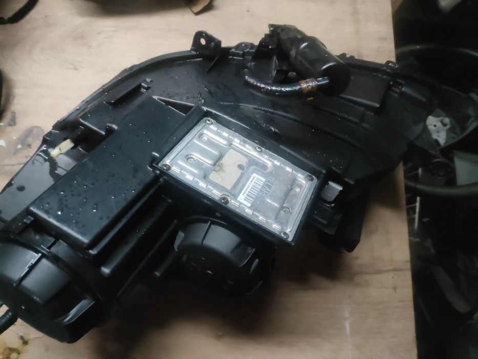 Citroen C8 reflektor lampa Xenon prawa przód