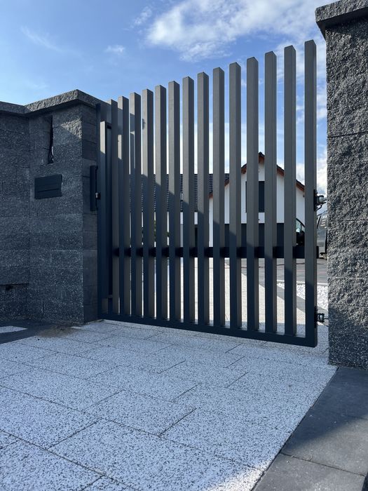 Montaż Ogrodzeń grzebienowe , poziome . Laserowe . Aluminium . Stal