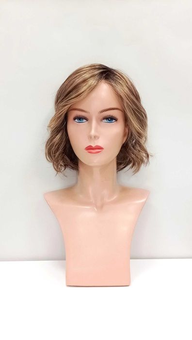 Peruka z włosów syntetycznych falowana