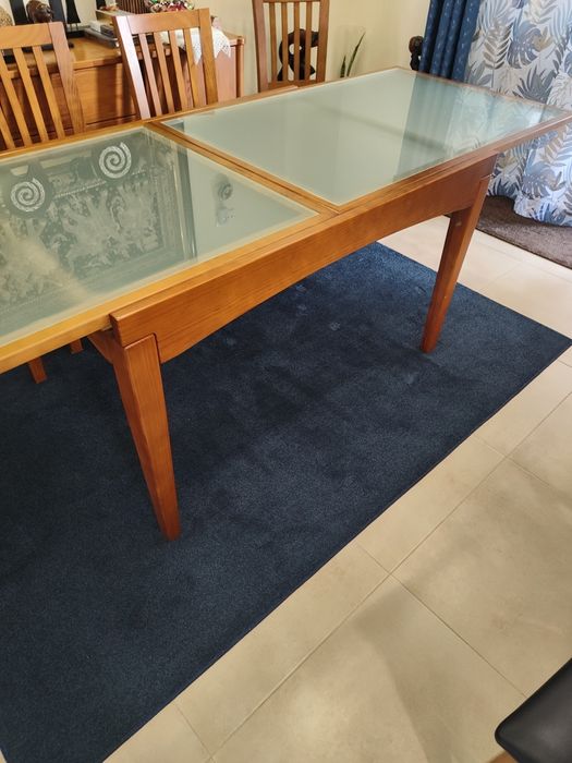 Mesa de jantar e cadeiras