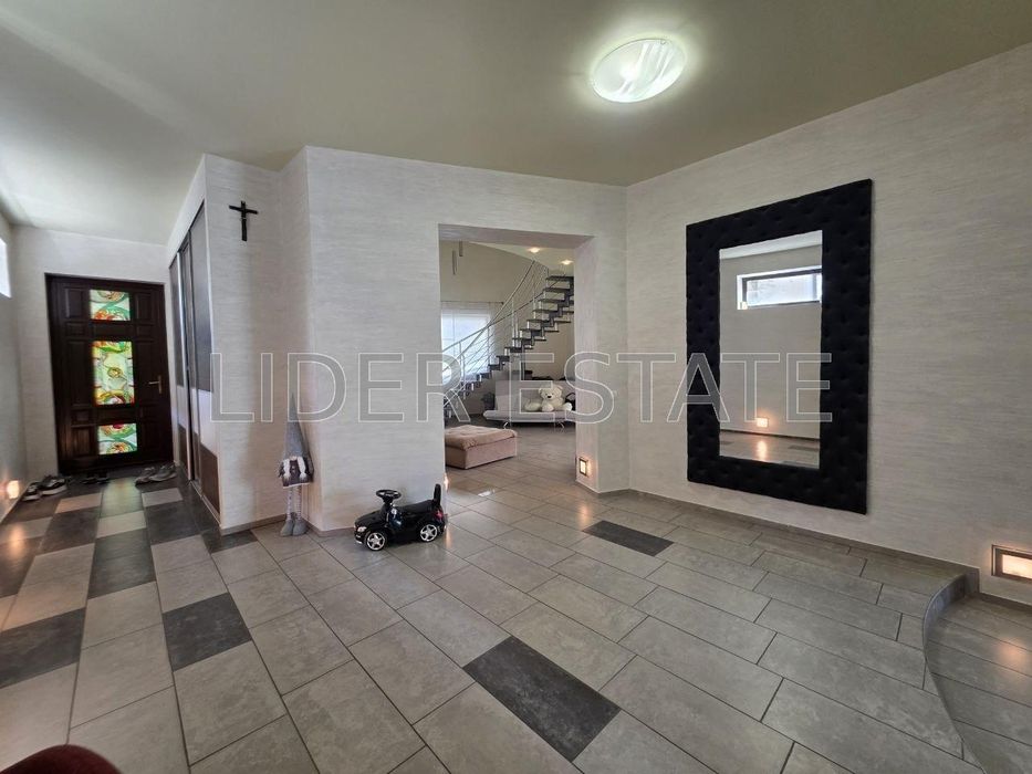 Продаж будинку 5 кімн в Ужгороді, 390 м², 8.5 сот.