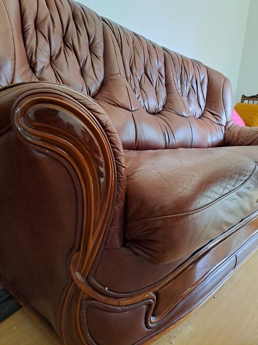 Sofa de pele e madeira