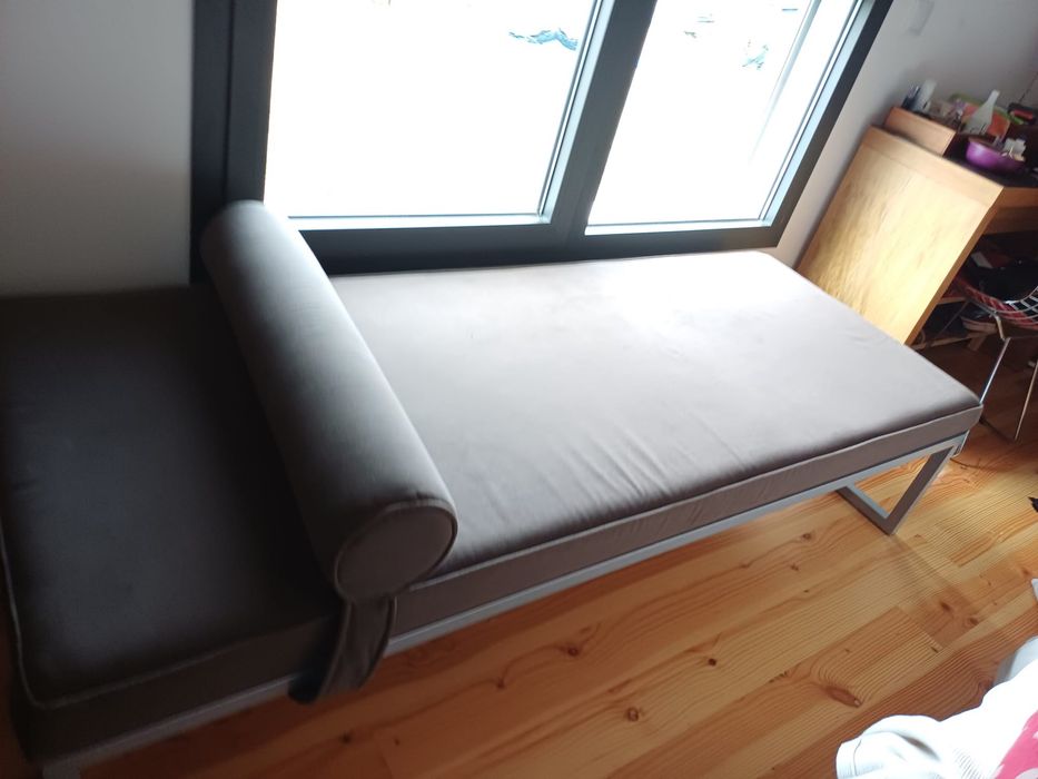 Chaise-longue com almofada