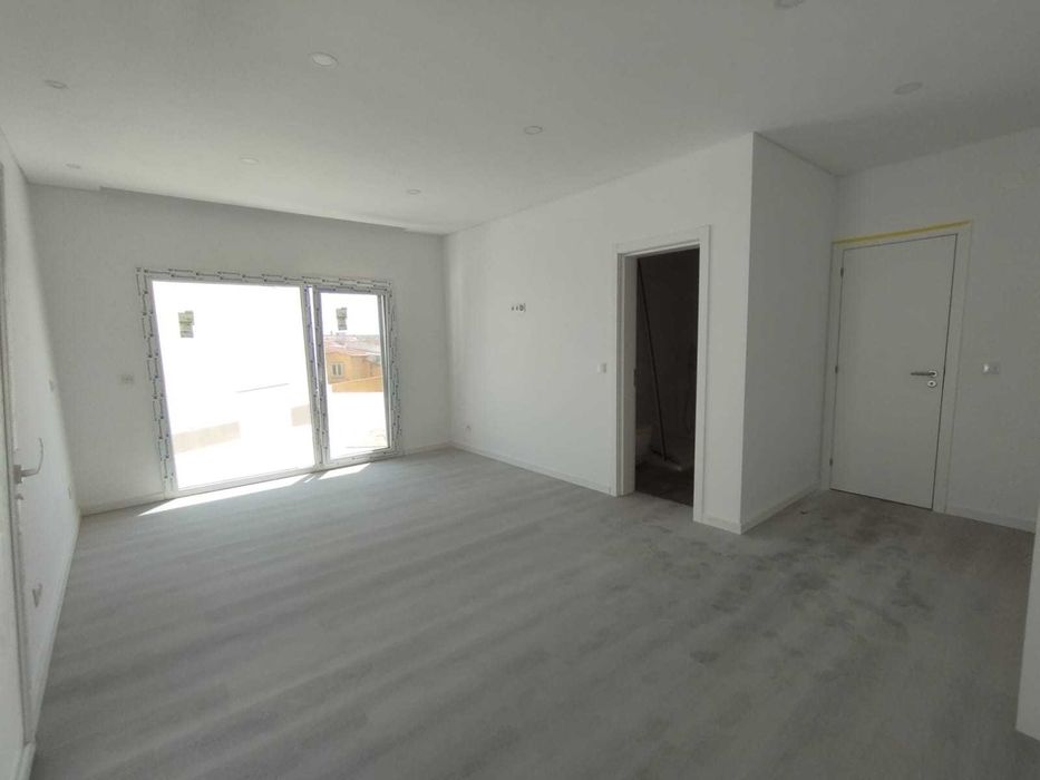 Moradia Nova - T4 em Camarate com Garagem e com lote de 456,62m2