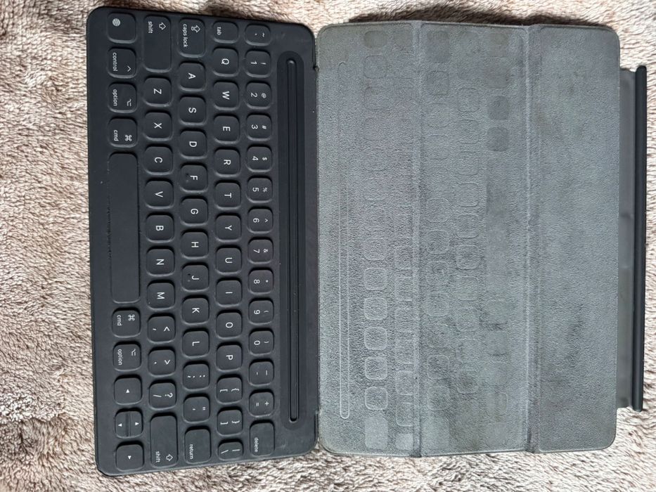 iPad Pro 9.7’ zestaw: Smart Keyboard, iPad Smart Case + case