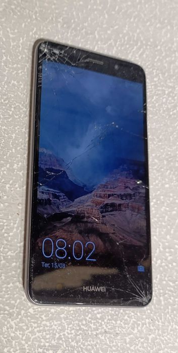 Smartphone Huawei Y7 + acessórios (ecrã rachado s/ interferências)