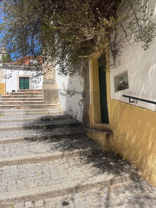 Moradia Exclusiva no Coração de Elvas: Tradição e Elegância com Vista