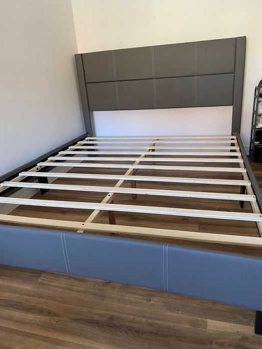 Cama e máquina de lavar roupa