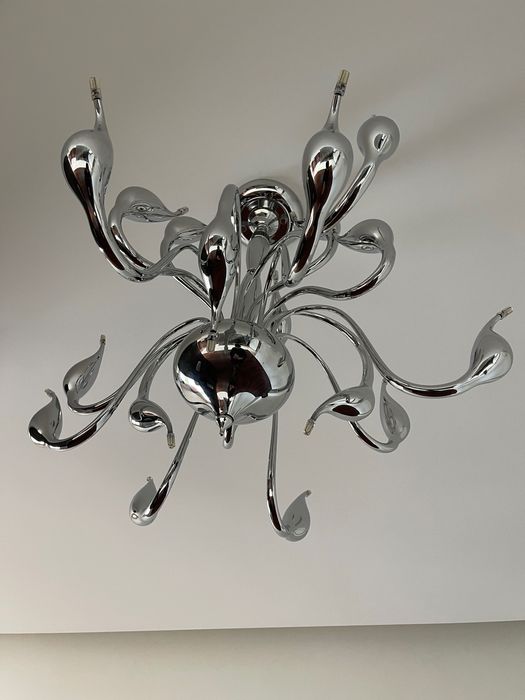 Lustre moderno cromado com 10 braços ondulados – design artístico