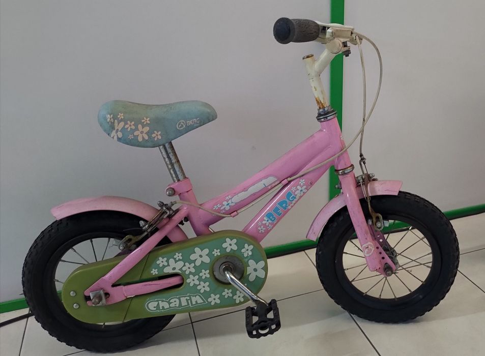 Duas bicicletas de criança com rodinhas