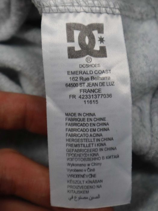 Szara bluza DC Usa z czarnym czerwonym haft logo grey crewneck