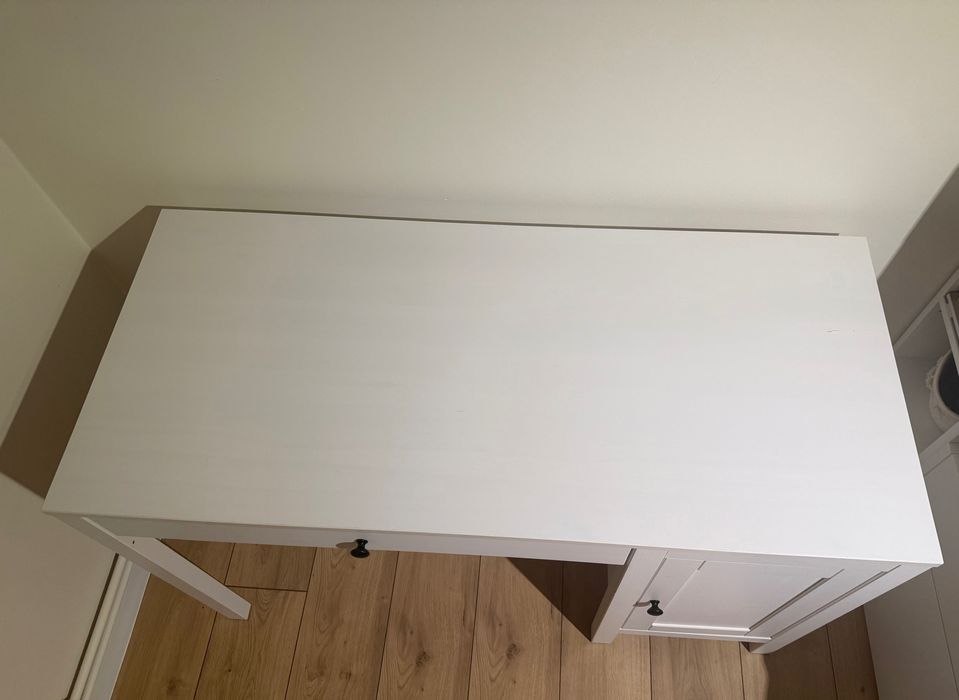 Białe biurko z szufladą i szafką, Hemnes Ikea
