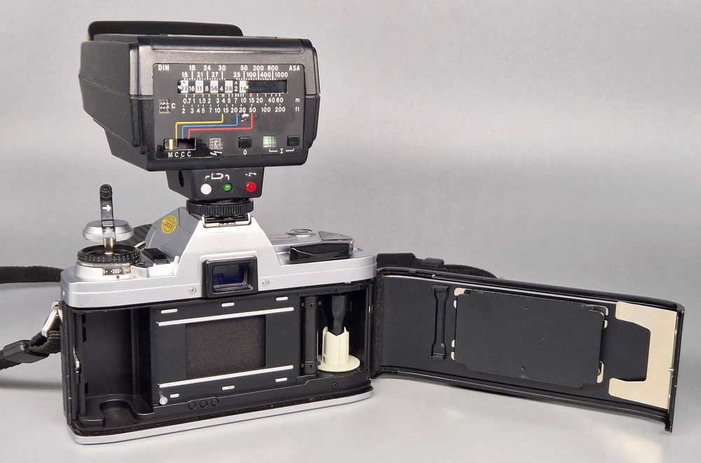 Aparat analog MINOLTA X-300 Tokina obiektyw Sigma zoom lampa Metz