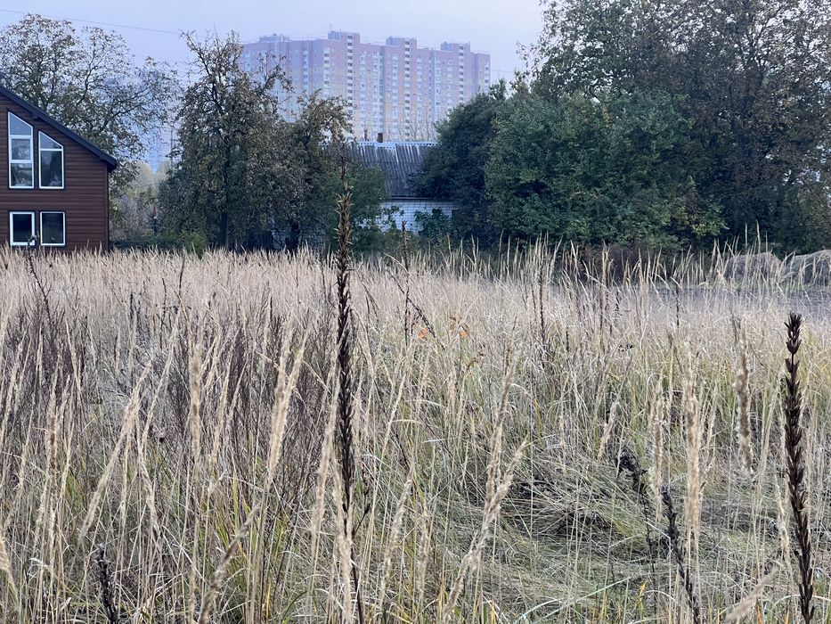 По земел уч 23сот в самом селе Погребы возле самого города Киева