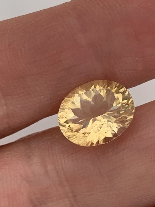 Ексклюзивний цитрин 4.6 ct, огранка Concave (Овал 10х12) — неймовірна гра світла!