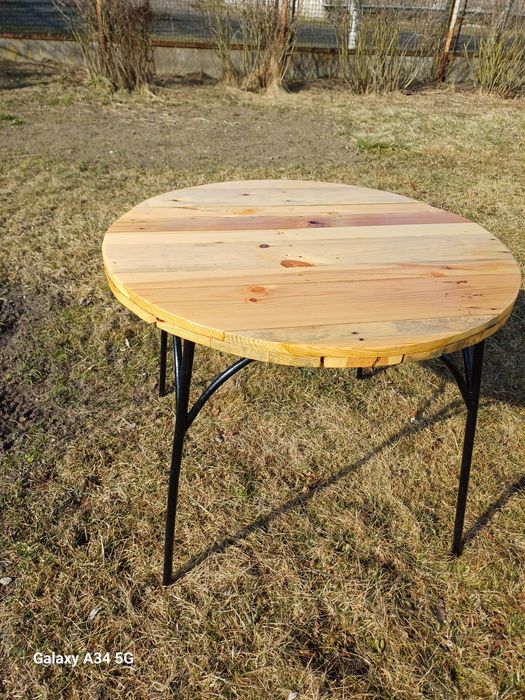 Stolik jest  okrągły