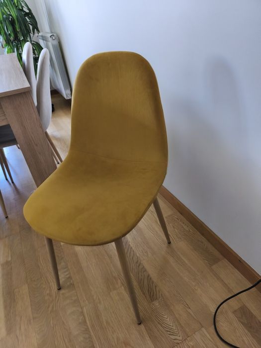 Cadeiras bege e amarelo torrado - Novas