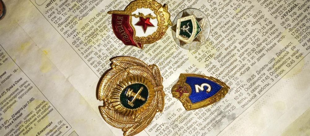 Продам Часы Кварцевые мужские и  значки СССР