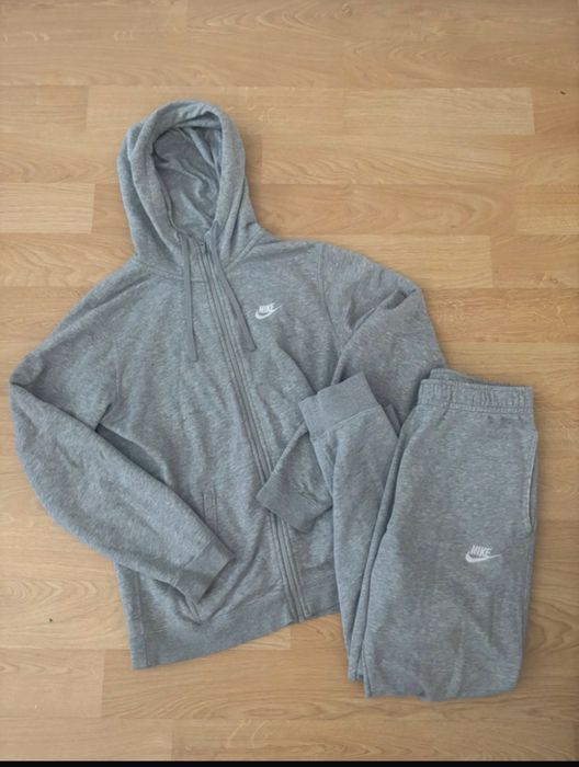 Szary komplet dresowy Nike