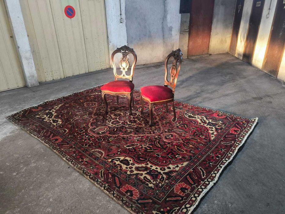 Par de cadeiras românticas com estofos em veludo bordeaux