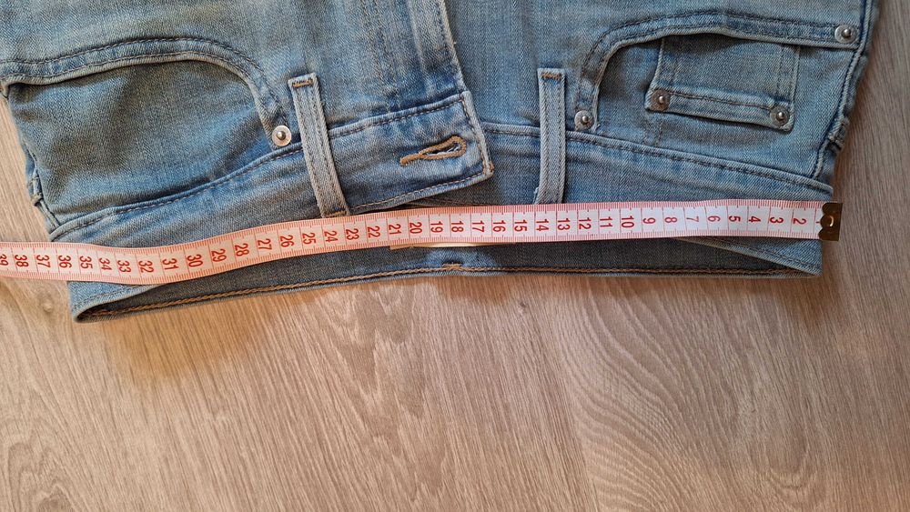 Шорти Levi's оригінал. Розмір S-М. 50% на ЗСУ