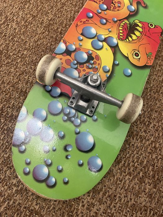 Skate verde com monstro usado