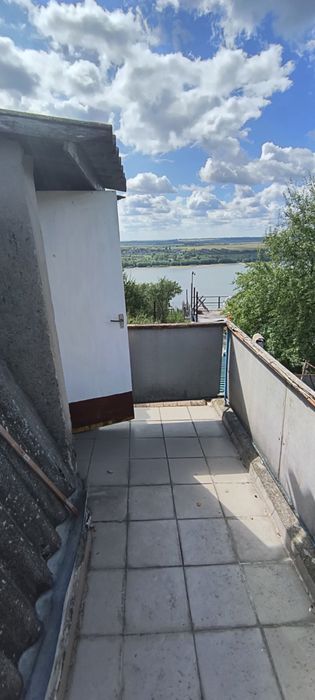 Продам двохповерхову дачу з неймовірним видом на річку Дністер
