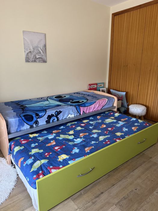 Cama beliche com cómoda