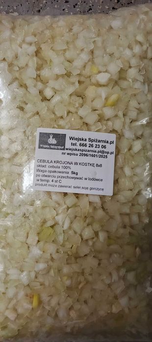 Cebula krojona w kostkę ,obrana, łuska .