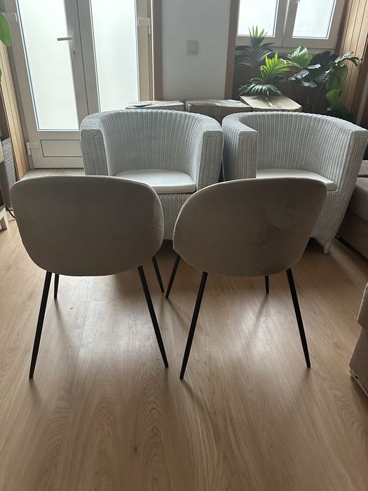 Vendo 2 cadeiras de sala de estar ou jantar, servem também para escritório.