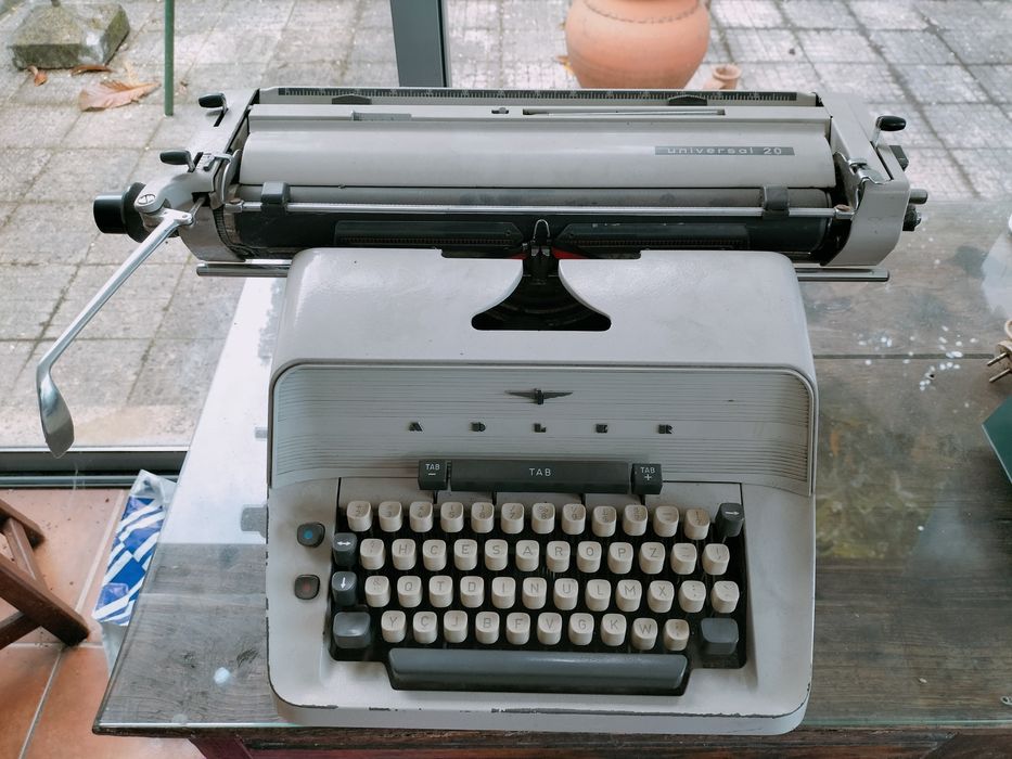 Maquina de escrever antiga