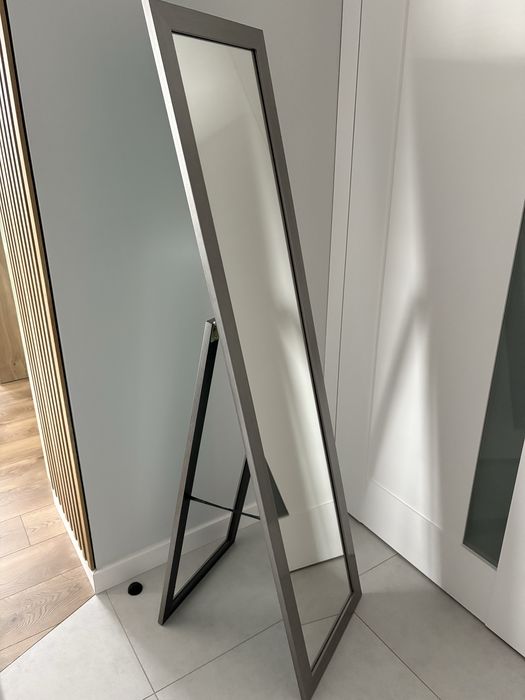 Lustro stojące w ramie