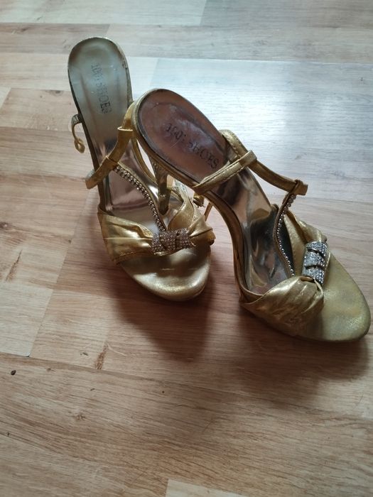 Złote szpilki zapinane na kostce