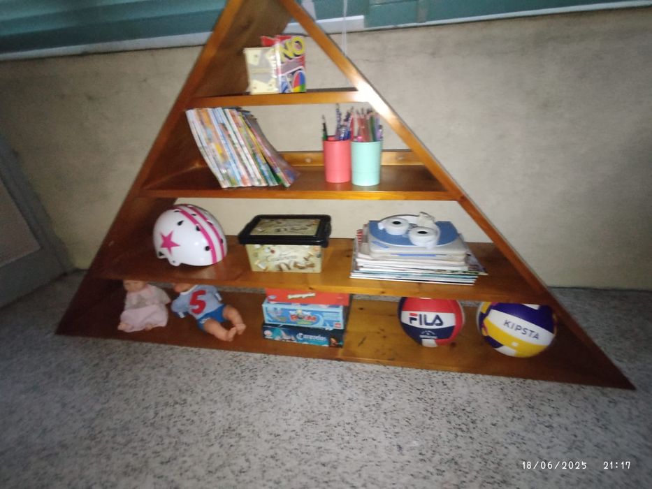 Estante triangular em madeira , em óptimo estado